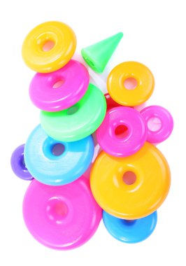 renkli plastik halkalar üzerinde beyaz izole