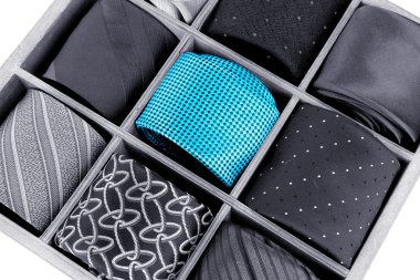 individuality.one parlak renk kravat gri kravat arasında kavramı