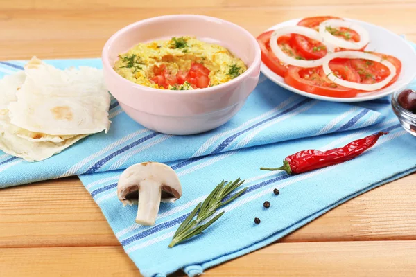 Schüssel mit leckerem frischem Humus, aus nächster Nähe — Stockfoto