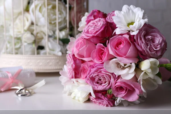 Bella natura morta matrimonio con bouquet su sfondo grigio parete — Foto Stock