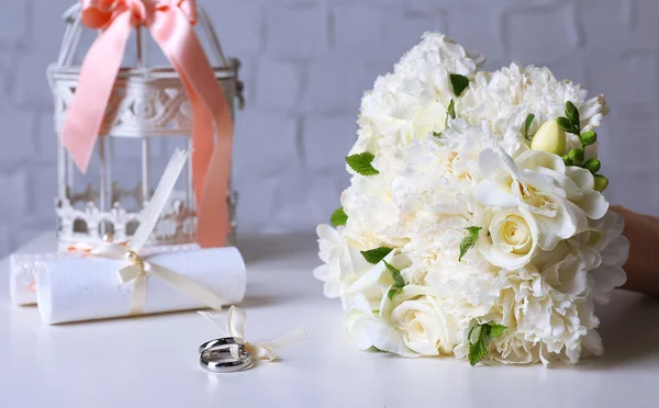 Beautiful wedding still life with bouquet on grey wall background — Stock Photo, Image