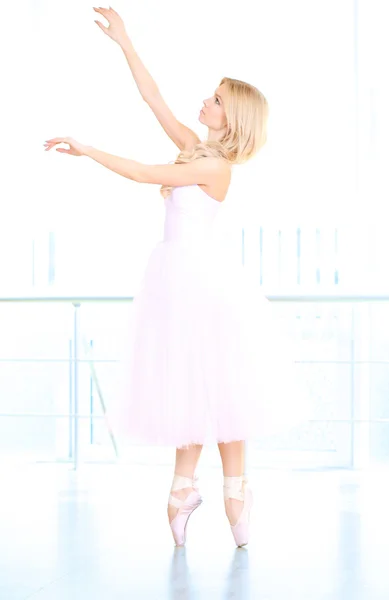 Güzel balerin bale sınıfta dans — Stok fotoğraf