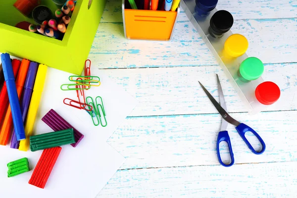 Composition de divers outils créatifs sur fond en bois couleur — Photo