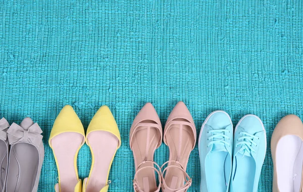 Zapatos de moda femeninos en alfombra azul — Foto de Stock