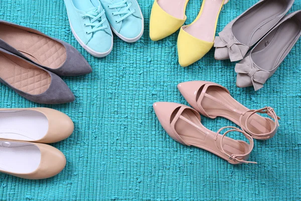 Női divat cipő a kék szőnyeg — Stock Fotó