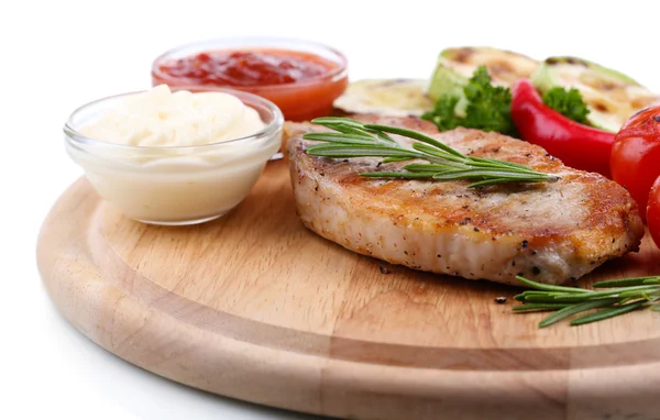 Bife grelhado com especiarias, ervas e legumes em tábua de madeira, isolado em branco — Fotografia de Stock