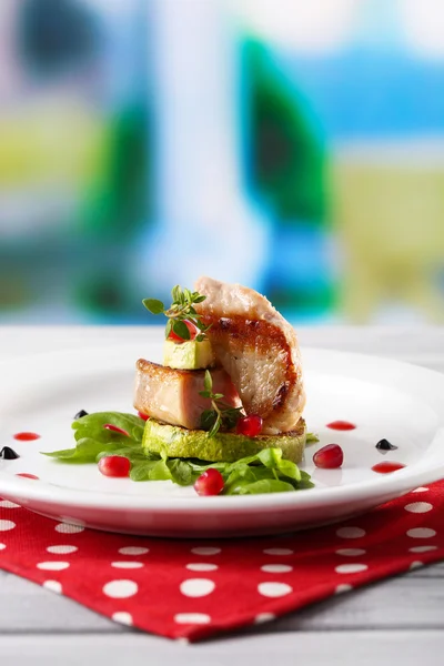 Bife grelhado, legumes grelhados e rúcula na mesa, sobre fundo brilhante — Fotografia de Stock