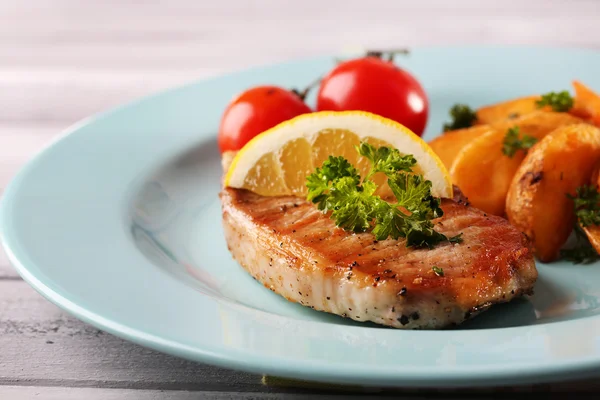 グリル ステーキの焼き野菜と揚げたジャガイモ片明るい背景上のテーブルに — ストック写真