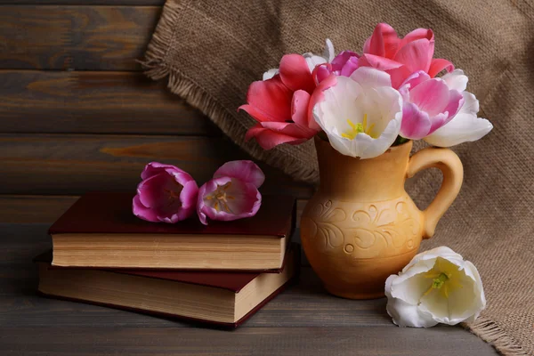 Mooie tulpen op tafel — Stockfoto