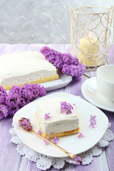Вкусный десерт с цветами сирени — стоковое фото
