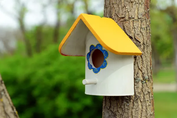 Birdhouse in garden — Stock Photo, Image