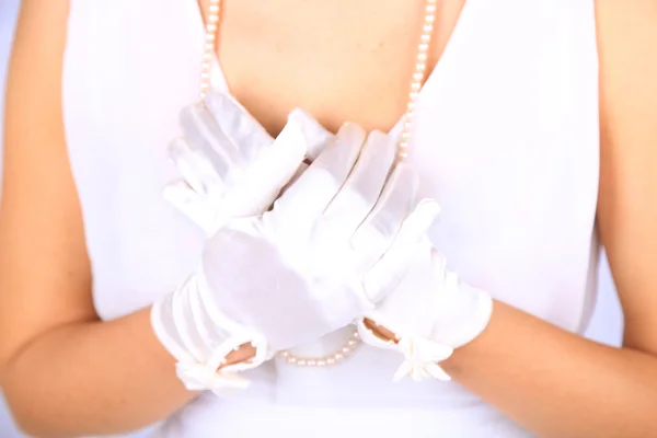 Весільні рукавички на руках нареченої, крупним планом — стокове фото