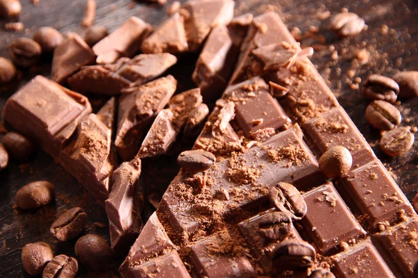 Barretta di cioccolato al latte tritata su fondo di legno — Foto Stock