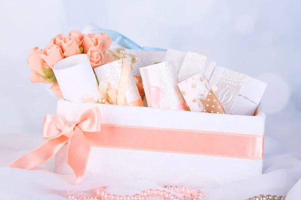 Schöne handgefertigte Hochzeitskarten in Schachtel, auf hellem Hintergrund — Stockfoto