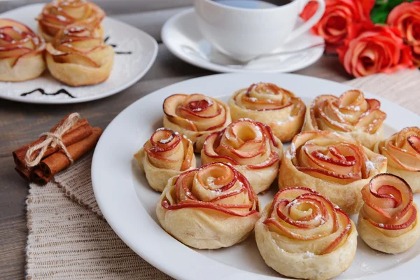 Gül tablo yakın çekim plaka üzerinde apple ile lezzetli puf böreği şeklinde