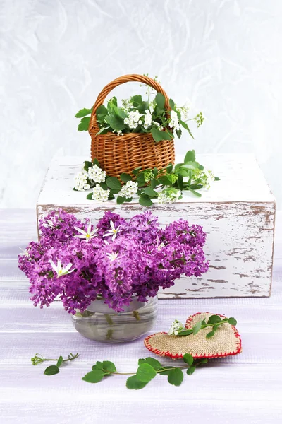 Bellissimi fiori primaverili sul tavolo di legno, da vicino — Foto Stock