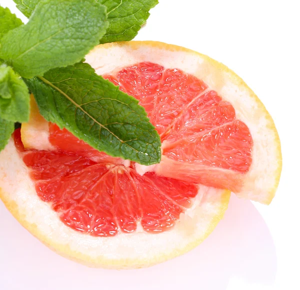Grapefruitfrucht mit Minze isoliert auf weiß — Stockfoto