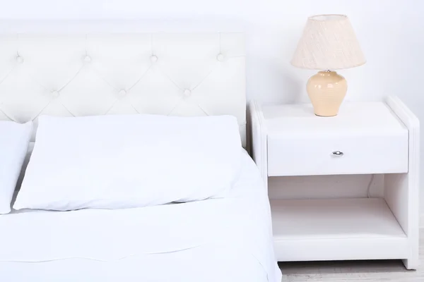 Мягкая кровать в номере — стоковое фото