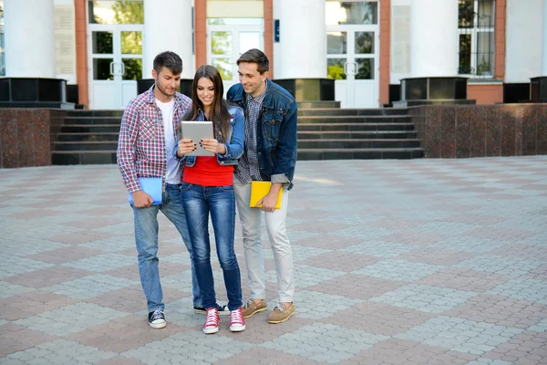 Studenten in der Nähe der Universität — Stockfoto