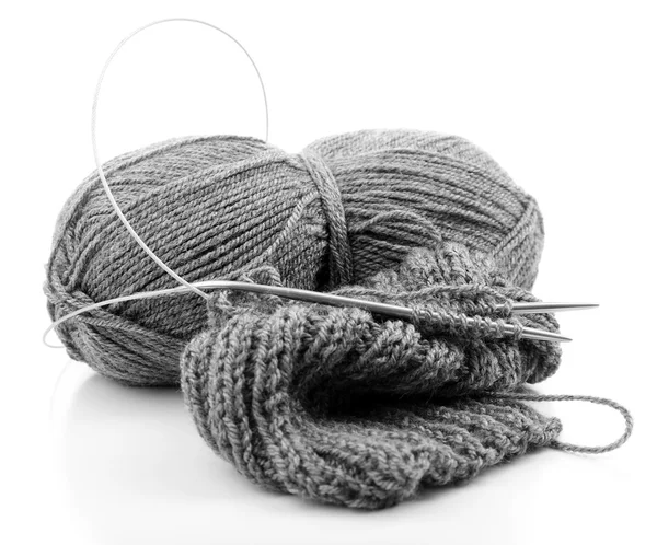 白で隔離されるスポークと編み物 — ストック写真