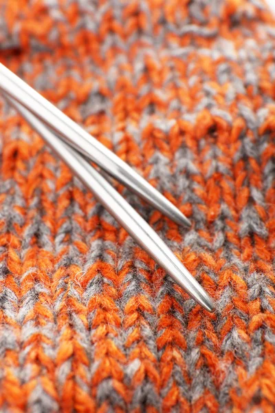 Two knitting spokes and knitted fabric close up — Stock Photo, Image