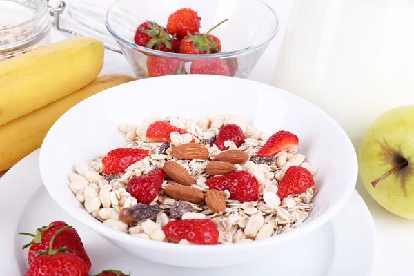 Cereais saudáveis com leite e frutas de perto — Fotografia de Stock