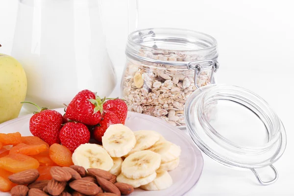 Cereais saudáveis com leite e frutas de perto — Fotografia de Stock