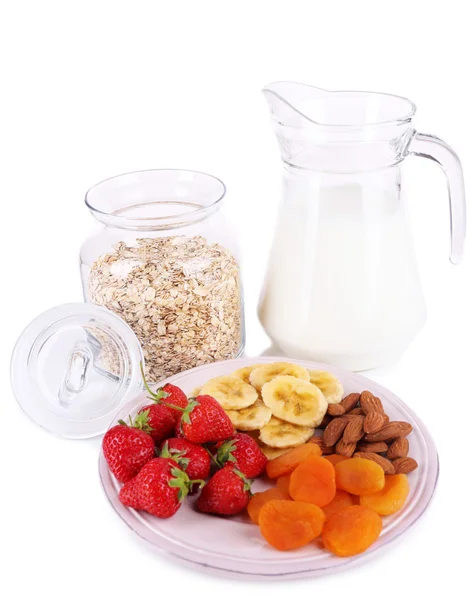 Cereales saludables con leche y frutas aisladas en blanco — Foto de Stock