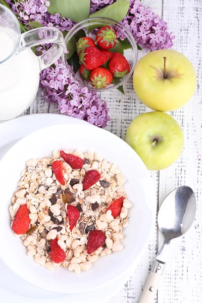 健康谷物与牛奶及木制的桌子上的水果 — 图库照片