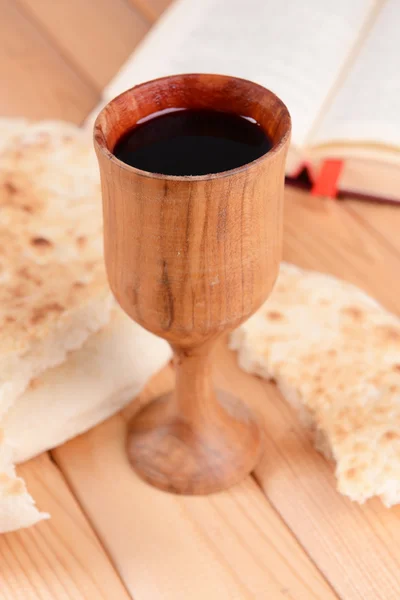 Tasse Wein und Brot auf dem Tisch in Großaufnahme — Stockfoto