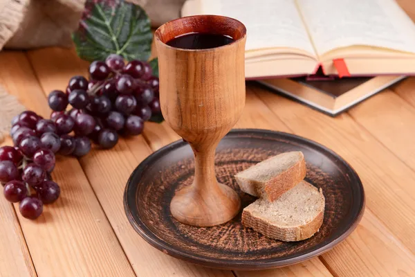 Tasse Wein und Brot auf dem Tisch in Großaufnahme — Stockfoto