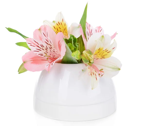 Alstremeria kwiaty w wazonie na białym tle — Zdjęcie stockowe