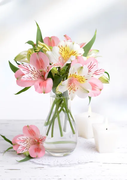 Alstroemeria bunga dalam vas di atas meja pada latar belakang cahaya — Stok Foto