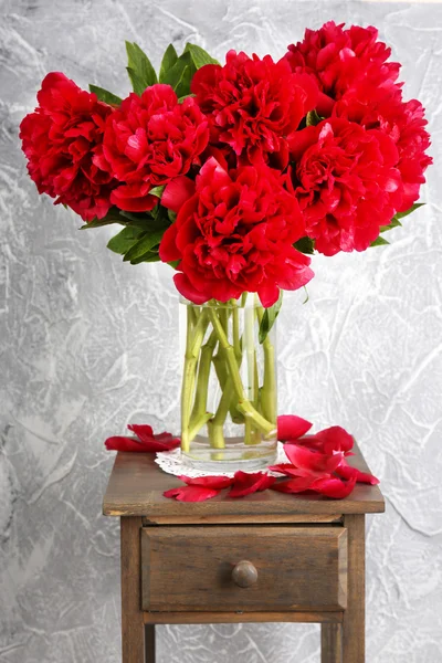 Beautiful pink peonies in vase on wooden table — Stock Photo, Image