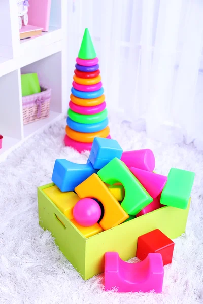 Kleurrijke plastic speelgoed in de kinderkamer — Stockfoto