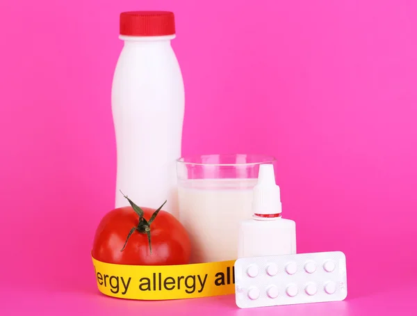 Pembe bir arka plan üzerinde alerjik gıda — Stok fotoğraf