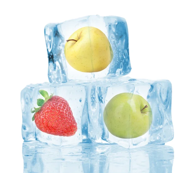 Cubos de gelo com morango e maçãs isoladas em branco — Fotografia de Stock