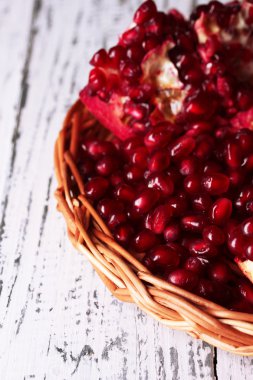 hasır mat renk ahşap zemin üzerinde olgun nar