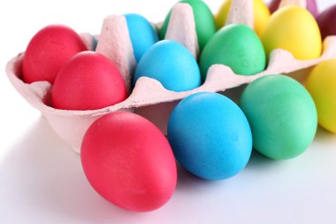 tepsi üzerinde beyaz izole renkli Paskalya yumurtaları