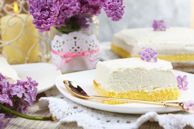 Eflatun çiçekler ile lezzetli tatlı 