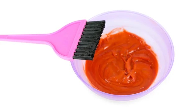 Ciotola con tintura per capelli e pennello per la colorazione dei capelli, isolata su bianco — Foto Stock