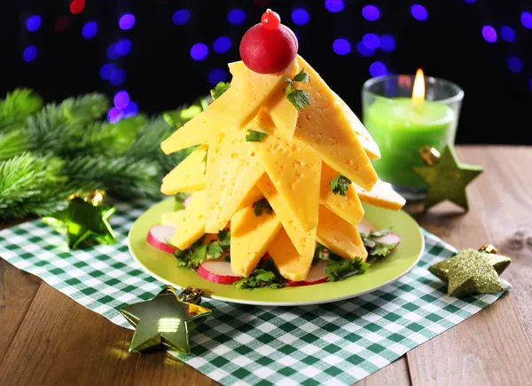 Weihnachtsbaum aus Käse auf Tisch vor dunklem Hintergrund — Stockfoto