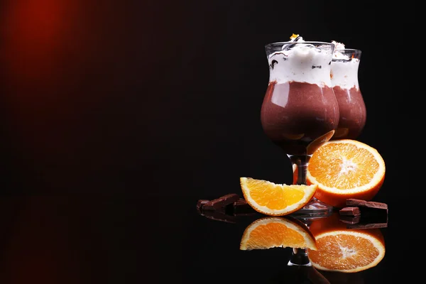 Finom desszert, csokoládé, krém és narancs mártással, a sötét színű háttérben — Stock Fotó