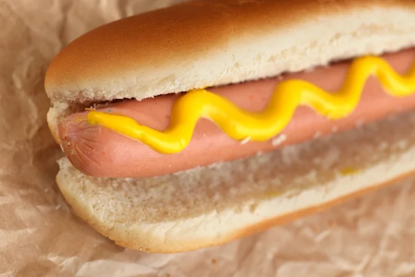 Chutné hot dog na papíře — Stock fotografie