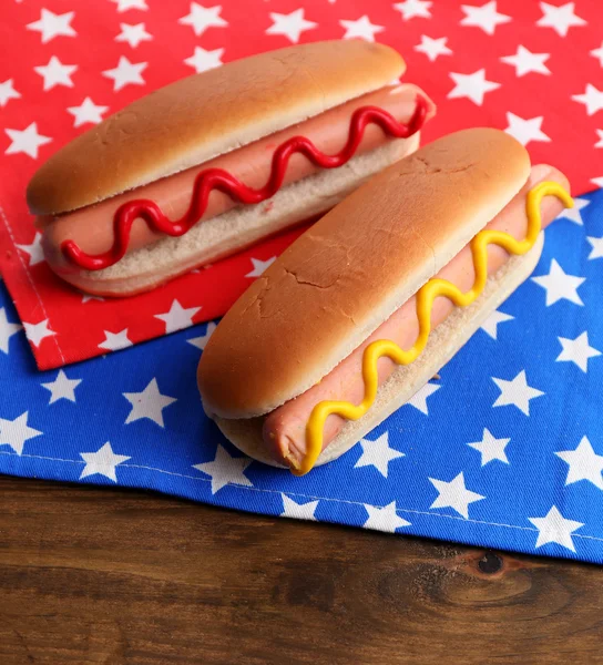 Hot dog gustosi su tovagliolo con stelle — Foto Stock