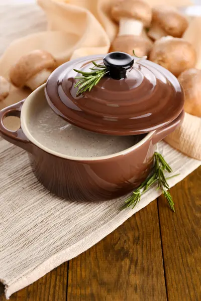 Sopa de champiñones en olla, sobre fondo de madera — Foto de Stock