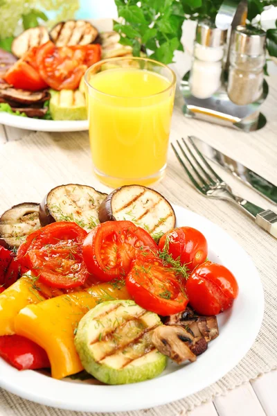 Heerlijke gegrilde groenten op plaat op tabel close-up — Stockfoto