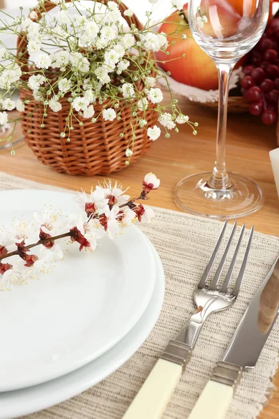 Ajuste de mesa con flores de primavera de cerca —  Fotos de Stock