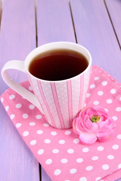 Ароматний чай з квітами на дерев'яному столі крупним планом — стокове фото