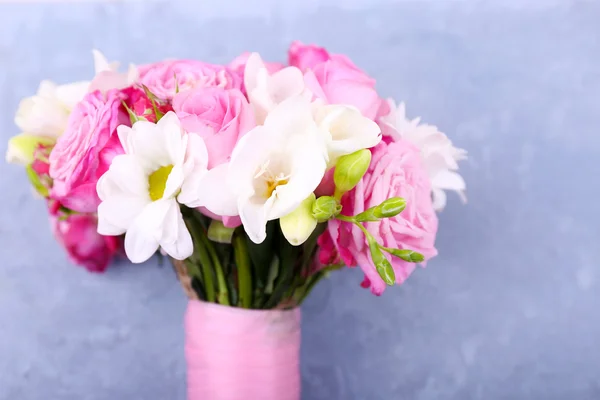 Beau bouquet de mariage sur fond en bois — Photo